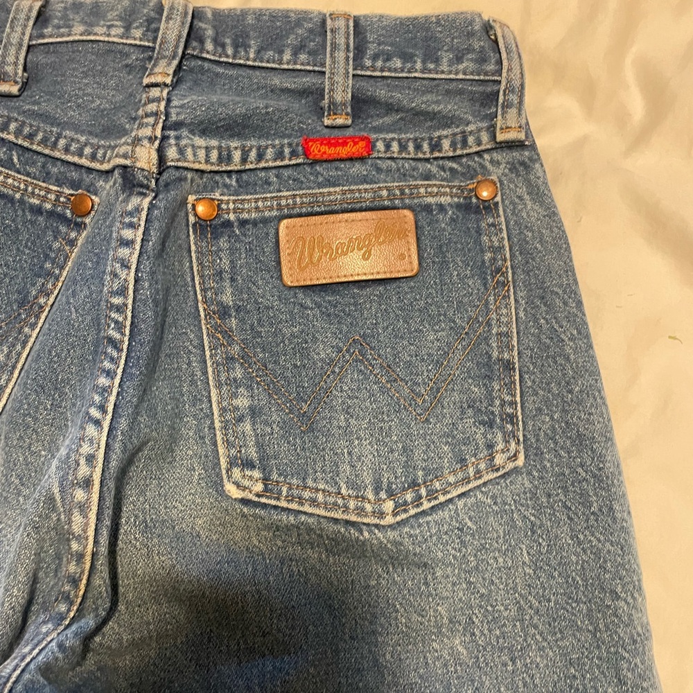 Vintage Wrangler Blue Relaxed Fit Jeans with Classic Indigo Wash